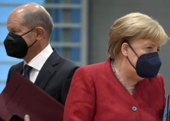 Olaf Scholz e Angela Merkel (LaPresse)