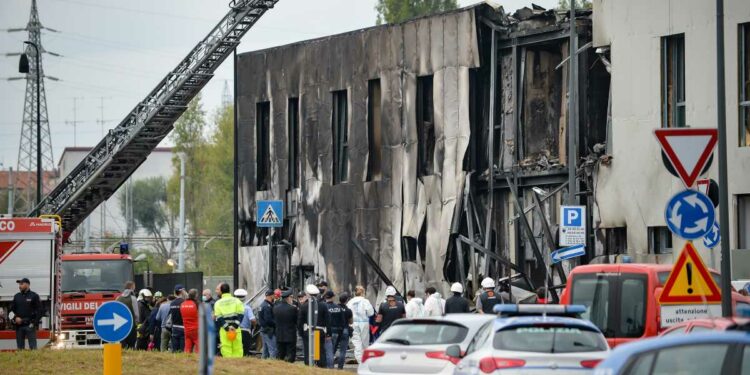 Ultraleggero cade su palazzina a San Donato Milanese (Foto: LaPresse)