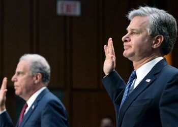 In primo piano il direttore dell'Fbi, Christopher Wray (LaPresse)