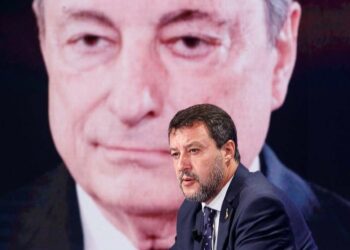 Matteo Salvini, leader della Lega, con Mario Draghi sullo sfondo (LaPresse)