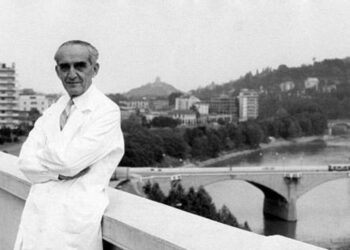 (PREMIUM RATES APPLY) Italian heart surgeon Achille Mario Dogliotti relaxing on the terrace of the hospital after a surgery. Turin, June 1961 (Photo by Sergio del Grande/Mondadori via Getty Images