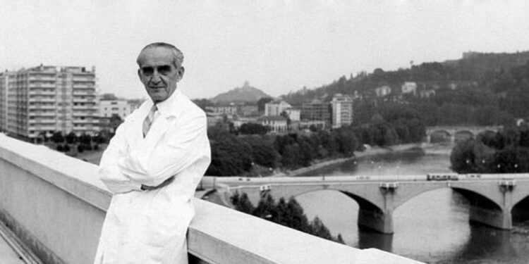 (PREMIUM RATES APPLY) Italian heart surgeon Achille Mario Dogliotti relaxing on the terrace of the hospital after a surgery. Turin, June 1961 (Photo by Sergio del Grande/Mondadori via Getty Images