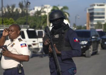 Forze di sicurezza pattugliano Port-au-Prince dopo il rapimento (LaPresse)