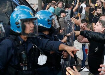 Un momento degli scontri a Roma tra forze di polizia ed esponenti di estrema destra (LaPresse)