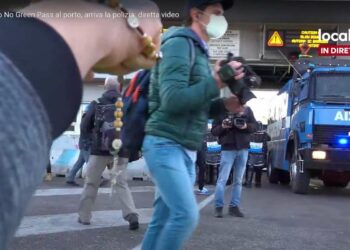 L'ingresso della polizia nell'area portuale visto dai dimostranti (foto: frame da Youtube/Local Team