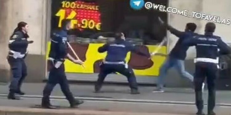 Milano, camerunense aggredisce vigili