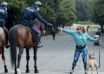 Polizia a cavallo controlla una dog sitter a Roma in zona Rossa