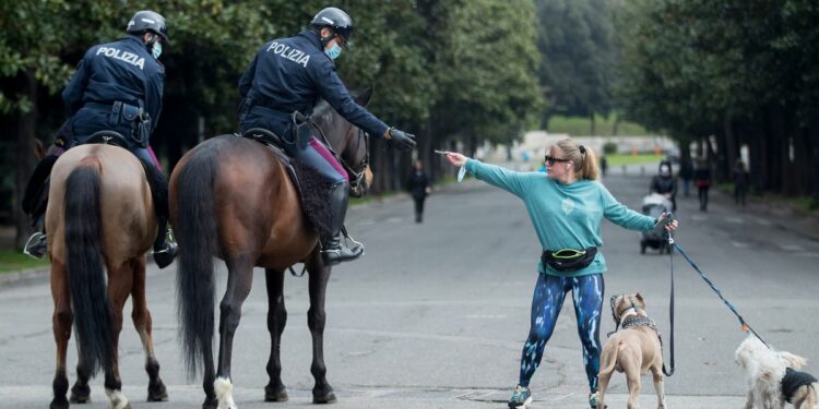 Polizia a cavallo controlla una dog sitter a Roma in zona Rossa