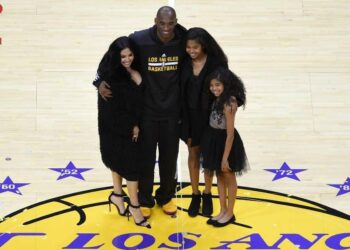 Kobe Bryant con la moglie Vanessa e le figlie allo Staples Center di Los Angeles (Foto LaPresse)