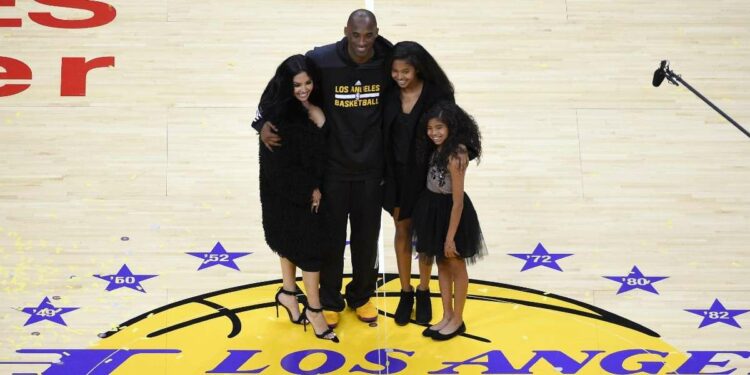 Kobe Bryant con la moglie Vanessa e le figlie allo Staples Center di Los Angeles (Foto LaPresse)