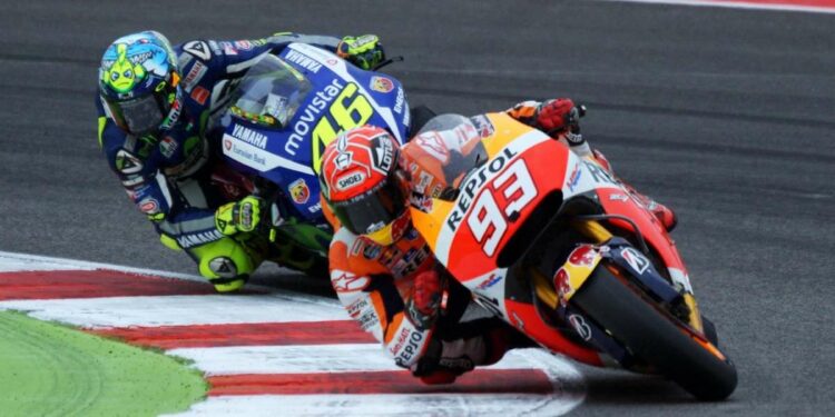 Marc Marquez e Valentino Rossi nel 2015, l'anno del Mondiale "scippato" (Foto LaPresse)