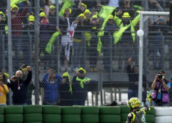 Valentino Rossi sotto la curva dei suoi fan a Misano (Lapresse)