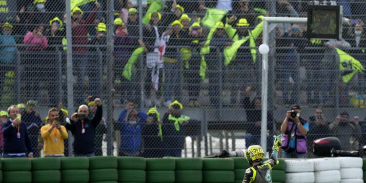 Valentino Rossi sotto la curva dei suoi fan a Misano (Lapresse)