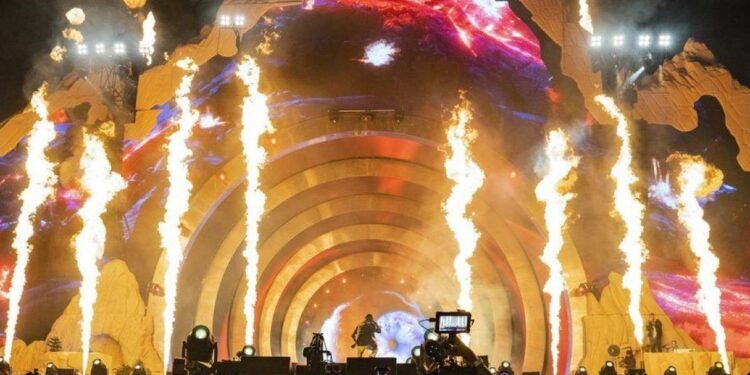 Travis Scott durante la sua esibizione la festival Astroworld