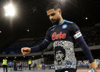 Lorenzo Insigne con la maglia omaggio del Napoli a Maradona (Lapresse)