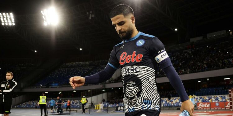 Lorenzo Insigne con la maglia omaggio del Napoli a Maradona (Lapresse)