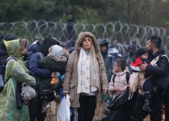 Migranti al confine tra Bielorussia e Polonia (LaPresse)