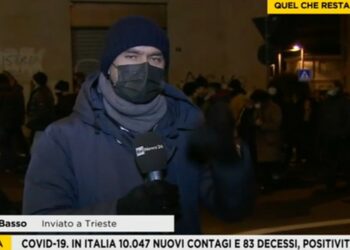 Uomo nudo dietro inviato Rai News24