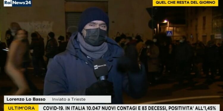 Uomo nudo dietro inviato Rai News24