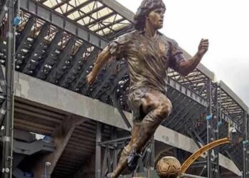 Lo stadio e la statua di Diego Armando Maradona a Napoli