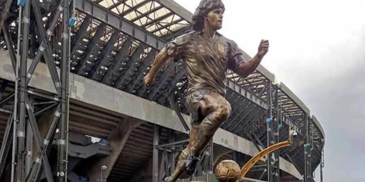 Lo stadio e la statua di Diego Armando Maradona a Napoli