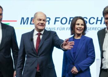 Da sin.: C. Lindner (Fdp). Olaf Scholz (Spd), Annalena Baerbock e Robert Habeck (Verdi) (LaPresse)