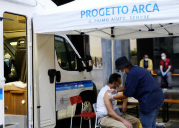 Il camper vaccinale di Progetto Arca per immunizzare i senza dimora (foto Daniele Lazzaretto)