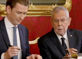 L'ex cancelliere austriaco Sebastian Kurz con il presidente della Repubblica Alexander Van Der Bellen (LaPresse)