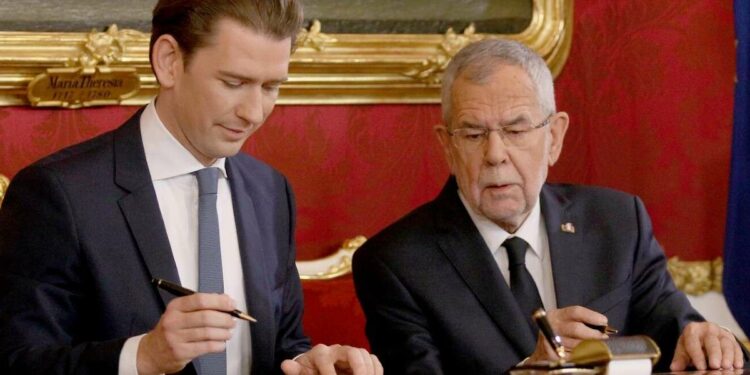 L'ex cancelliere austriaco Sebastian Kurz con il presidente della Repubblica Alexander Van Der Bellen (LaPresse)