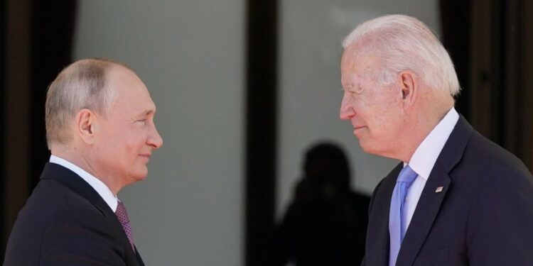 Vladimir Putin e Joe Biden a Ginevra il 16 giugno 2021 (LaPresse)