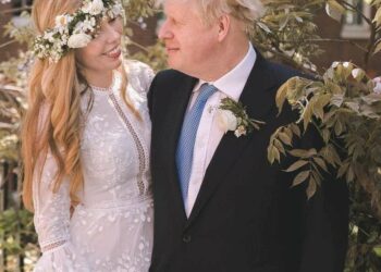 Boris Johnson e la moglie Carrie
(Foto: web)