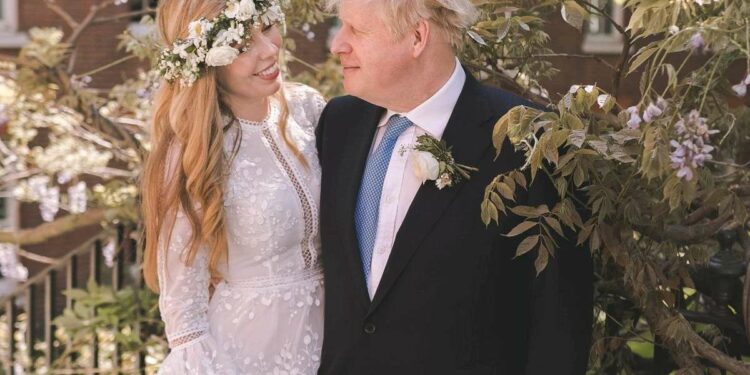 Boris Johnson e la moglie Carrie
(Foto: web)