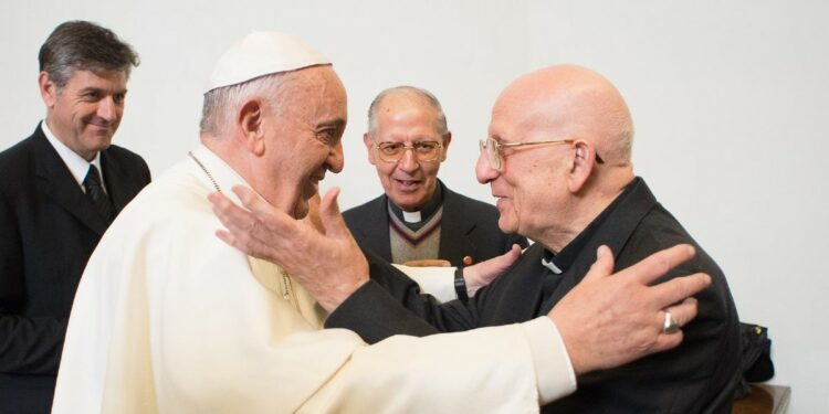 Papa Francesco con Bartolomeo Sorge (foto Aggiornamenti sociali)