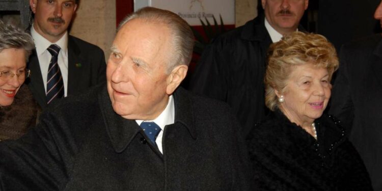 Carlo Azeglio Ciampi e la moglie Franca Pilla (LaPresse)