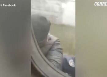 Appesi al treno (screen video da Facebook)