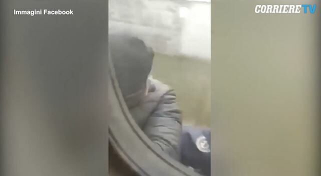 Appesi al treno (screen video da Facebook)