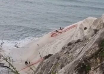 Scala dei turchi imbrattata (screen da YouTube)