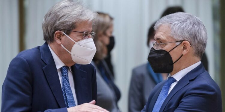 Paolo Gentiloni, commissario europeo all'Economia, con Daniele Franco, ministro dell'Economia (LaPresse)