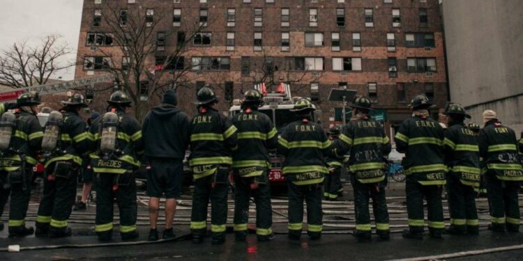 Vigili del fuoco davanti al palazzo incendiato nel Bronx