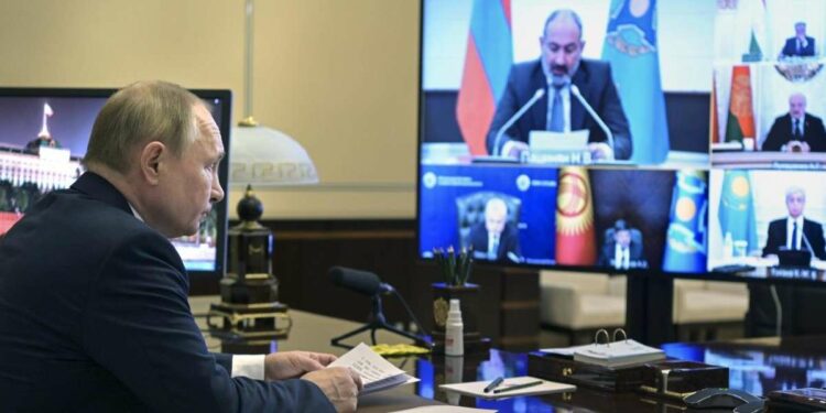 il presidente russo Vladimir Putin in videoconferenza con i paesi della Collective Security Treaty Organization (LaPresse)