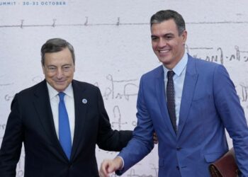 Mario Draghi con il premier spagnolo Pedro Sánchez (LaPresse)