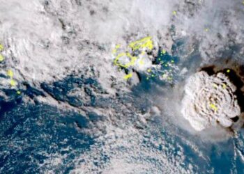 L'esplosione del vulcano sottomarino di Tonga vista dal satellite