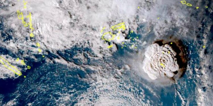 L'esplosione del vulcano sottomarino di Tonga vista dal satellite