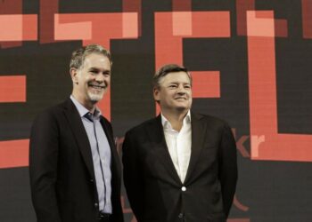 Reed Hastings, Ceo di Netflix, con il chief content officer Ted Sarandos (LaPresse)