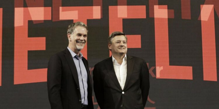 Reed Hastings, Ceo di Netflix, con il chief content officer Ted Sarandos (LaPresse)