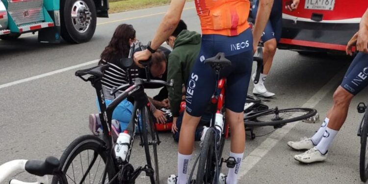 L'incidente in cui è rimasto coinvolto Egan Bernal (foto: Twitter)