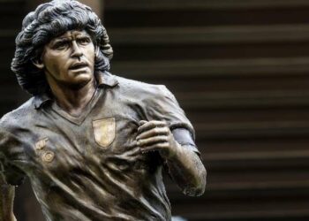 La statua dedicata a Maradona (Lapresse)