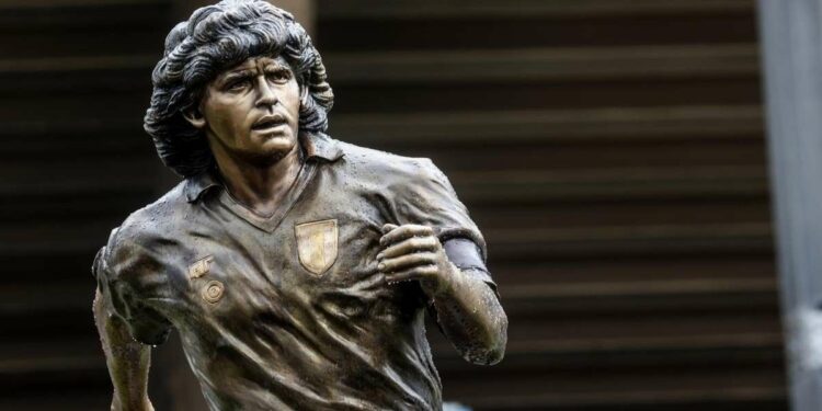 La statua dedicata a Maradona (Lapresse)