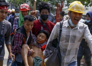 Durante le proteste contro la giunta golpista in Myanmar (LaPresse)