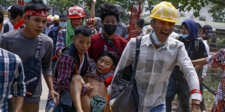 Durante le proteste contro la giunta golpista in Myanmar (LaPresse)